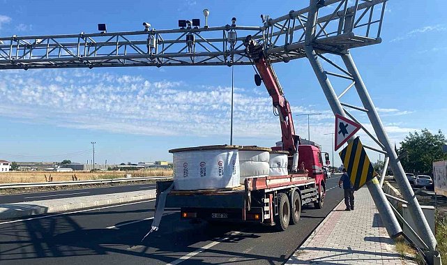 Muratlı'da vinç otoyol plaka tanıma sitemi direğine çarptı