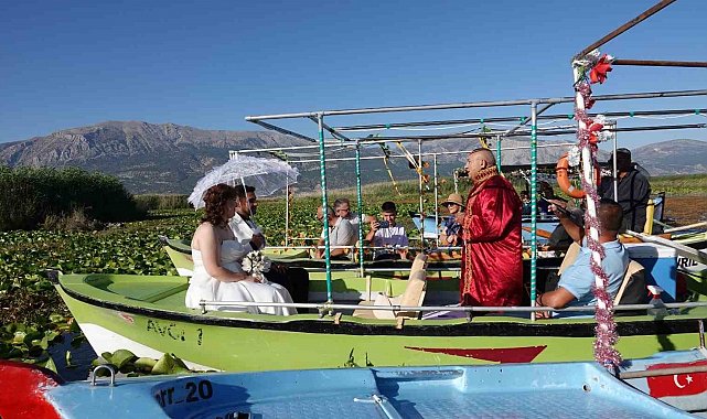 Nilüferler arasında unutulmaz nikah töreni