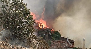 Ödemiş'te alevler içinde kalan evler küle döndü