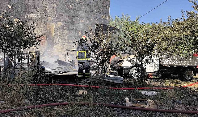 Odunlukta çıkan yangın, apartman ve kamyonete sıçradı