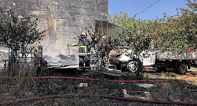 Odunlukta çıkan yangın, apartman ve kamyonete sıçradı