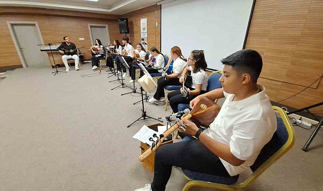 Öğrencilerin düzenlediği gitar konseri büyük beğeni topladı