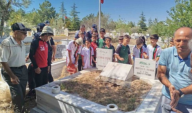 Öğretmen; Çanakkale'den getirdiği toprağı gazilerin mezarlarına bıraktı