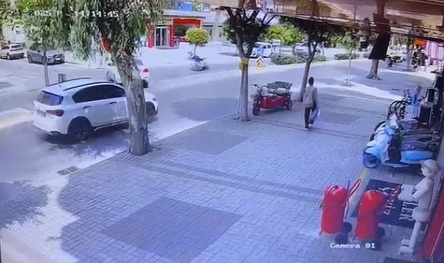Önüne çıkan otomobili görünce motosikletiyle birlikte yola savruldu
