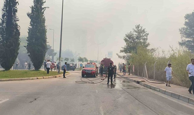 Orman yangınında alev alan 6. kattaki evin balkonuna TOMA müdahalesi