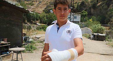 Orman yangınında alevler evine sıçramasın can pahasına diye mücadele veren çocuğun elini yamaçtan kopan kaya parçası kırdı