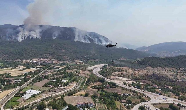 Orman yangınında engebe ve dağlık alanlarda dumanlar yükselmeye devam ediyor