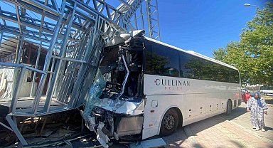 Otel servis otobüsü, midibüs ve kamyonun karıştığı kazada 21 kişi yaralandı