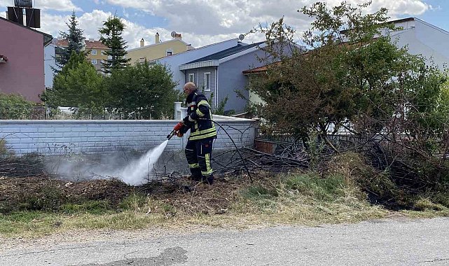 Otluk alanda çıkan yangın evlere sıçramadan kontrol altına alındı