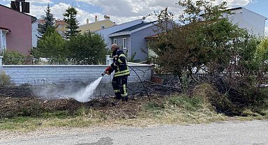 Otluk alanda çıkan yangın evlere sıçramadan kontrol altına alındı