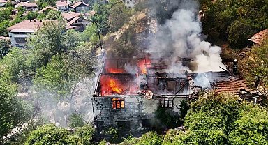 Otluk alanda sıçrayan yangın iki katlı evi kül etti
