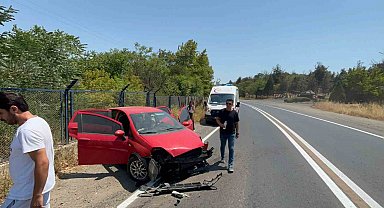 Otomobil kışla duvarına çarptı: 1 yaralı