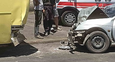 Otomobil otobüse çarptı: 2 yaralı