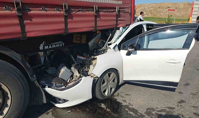 Otomobil tıra çarptı: 2'si çocuk 6 yaralı