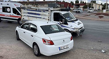 Otomobil ve kamyonet çarpıştı, 3 yaralı