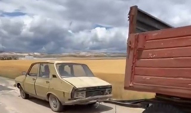 Otomobile gelişigüzel bağlanan traktör römorku trafiği tehlikeye düşürdü