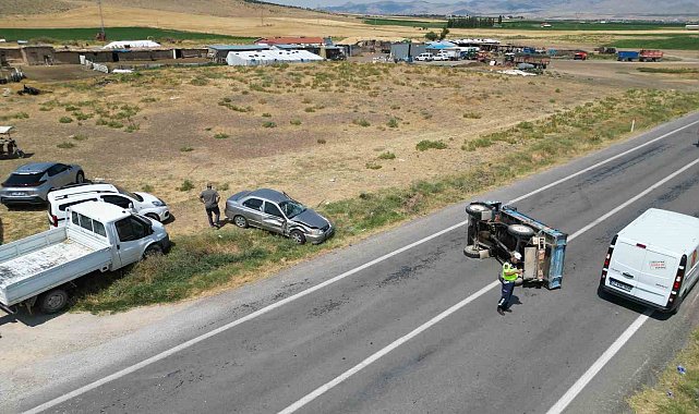 Otomobilin çarptığı patpat yol ortasına devrildi, 1 kişi yaralandı