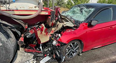 Otomobilin süt tankerine çarptığı kaza güvenlik kamerasında