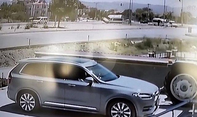 Otomobille çarpışan minibüs devrilmekten son anda kurtuldu: 3 yaralı