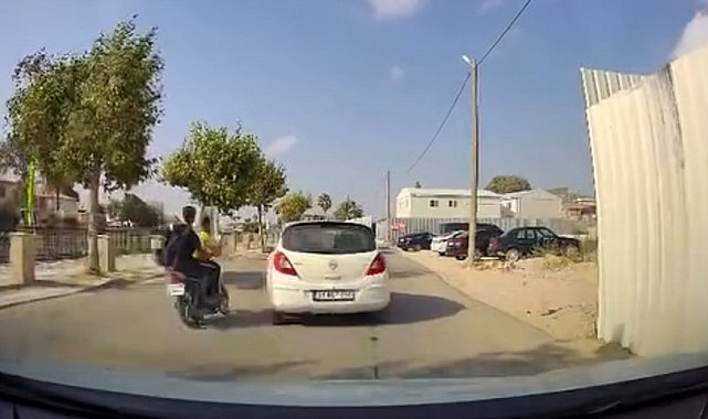 Otomobille çarpışan motosikletteki 2 kişi yola savruldu: O anlar kamerada