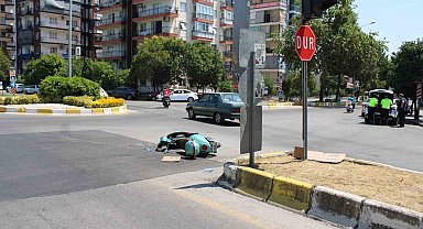 Otomobille çarpışan motosikletteki iki kişi yaralandı