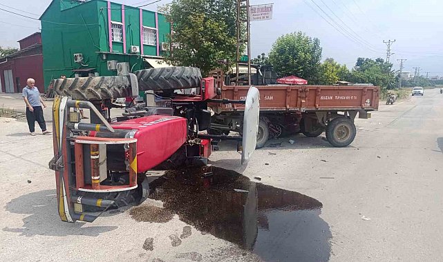 Otomobille çarpışan traktör devrildi: 2 yaralı