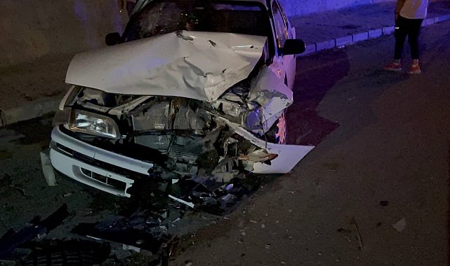 Otomobiller kafa kafaya çarpıştı: 3'ü çocuk 6 yaralı