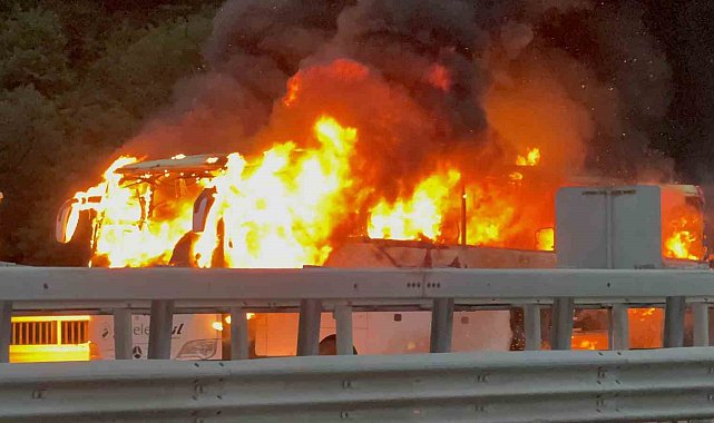 Otoyolda otobüs alev alev yandı