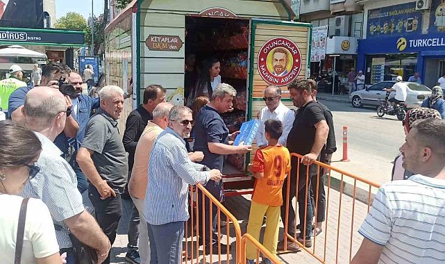 Oyuncakçı Amca, çocukların yüzünü güldürdü