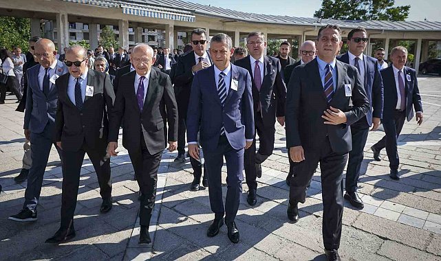 Özgür Özel ile Kılıçdaroğlu, Milletvekili Namık Tan'ın annesinin cenazesine katıldı