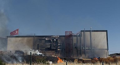 Palet yangını fabrikaya sıçradı: 4 işçi dumandan etkilendi