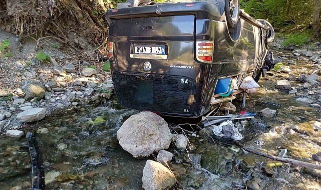 Panelvan araç dereye uçtu: Tatil için Bolu'ya gelen çift ölümden döndü