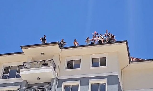 Para alamadıklarını iddia edilen işçiler binanın tepesine çıktı