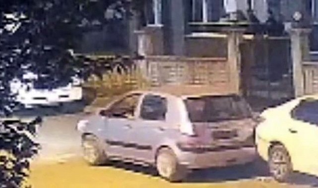 Park halindeki araca çarpıp kaçtı: O anlar kamerada