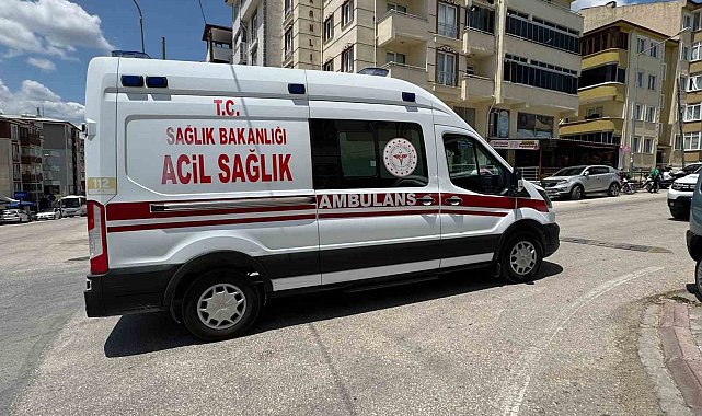 Park halindeki kamyonete çarpan otomobil sürücüsü yaralandı