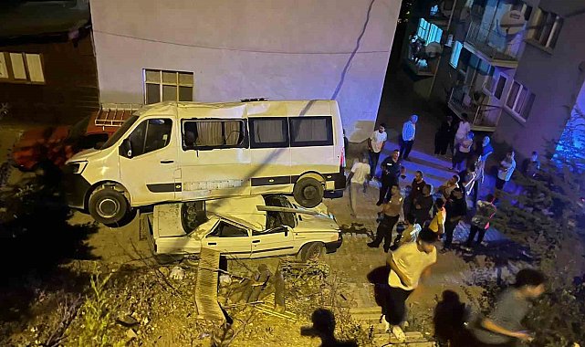 Park halindeki minibüs, otomobilin üzerine düştü