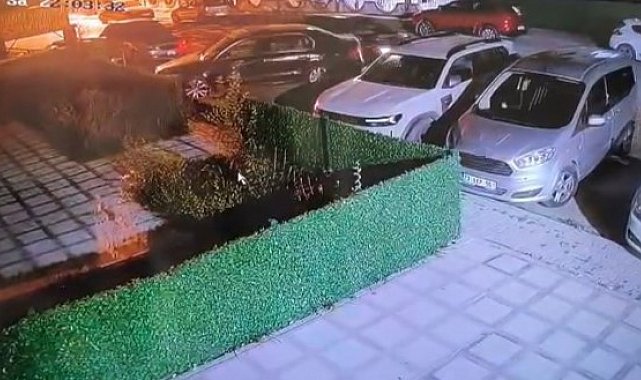 Park halindeki otomobile çarpıp kaçtı: O anlar kamerada