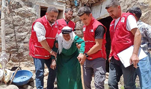 Patnos'ta 90 yaşındaki kadına Kızılay kucak açtı