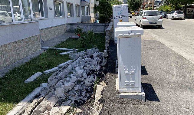 Pazarcıların kaldırıma park ettiği kamyonlar nedeniyle bahçe duvarı yıkıldı