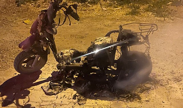 Plakasız motosiklet yanarak kullanılamaz hale geldi