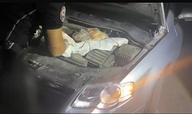 Polis uygulamasına takılan otomobilin kaputundan 2 adet kalaşnikof silah ele geçirildi