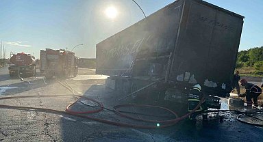 Polonya'ya giden tel yüklü tırın dorsesi Anadolu Otoyolu'nda alev alev yandı