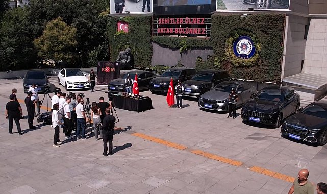 POS cihazlarıyla para aklama operasyonunda ele geçirilen lüks araçlar emniyette sergilendi