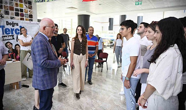 Rektör Savaş, aday öğrencilerle bir araya geldi