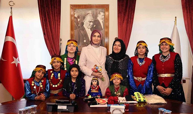 Rengarenk kıyafetleri ile gelen kadınlar valiye kültürlerini anlattı