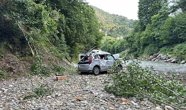 Rize'de kontrolden çıkan hafif ticari araç dereye uçtu