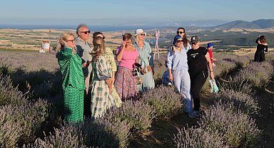 Rus turistler Tekirdağ'da mor lavanta tarlalarına hayran kaldı