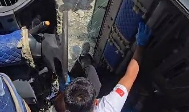 Sağlık görevlileri kamyonun camını kırarak yaralıya müdahale etti