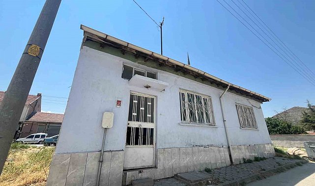 Sahibi vefat eden eve levye ile girip yerleştiler