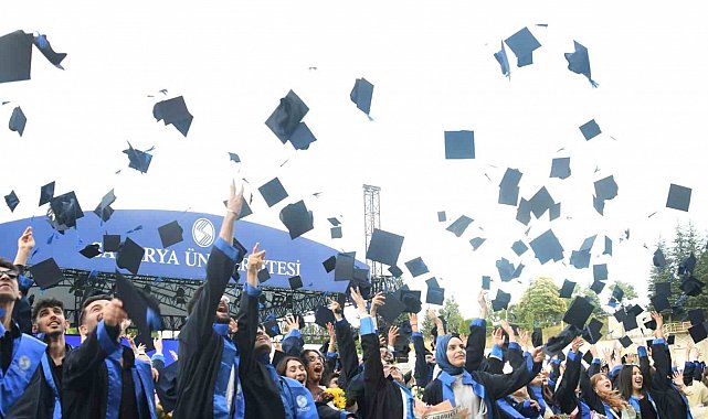 Sakarya Üniversitesi'nde mezuniyet coşkusu